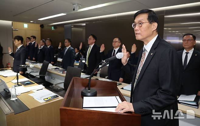 [서울=뉴시스] 권창회 기자 = 이창용 한국은행 총재가 20일 오전 서울 중구 한국은행에서 열린 국회 기획재정위원회의 한국은행에 대한 국정감사에서 증인선서를 하고 있다. 2025.10.20. kch0523@newsis.com