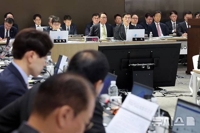 [서울=뉴시스] 권창회 기자 = 이창용 한국은행 총재가 20일 오전 서울 중구 한국은행에서 열린 국회 기획재정위원회의 한국은행에 대한 국정감사에서 의원질의에 답하고 있다. (공동취재) 2025.10.20. photo@newsis.com
