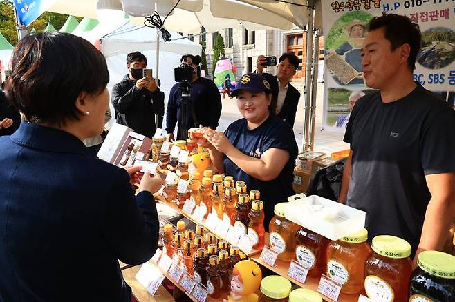 [세종=뉴시스] 송미령 농림축산식품부 장관은 20일 지역상생직판행사 개막식에 참석해 부스를 둘러보고 있다. (사진 = 농식품부 제공) 2025.10.20.  *재판매 및 DB 금지