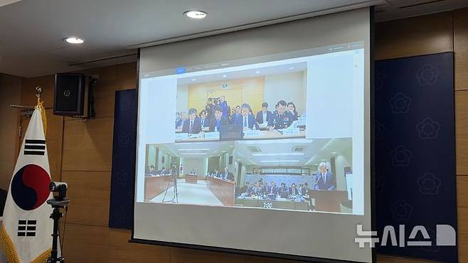 [베이징=뉴시스] 박정규 특파원 = 20일 중국 베이징 주중국대사관에서 주상하이총영사관과 화상 연결을 통해 진행되는 국회 외교통일위원회의 국정감사 영상에서 노재헌 주중대사가 업무보고를 진행하고 있다. 2025.10.20 pjk76@newsis.com