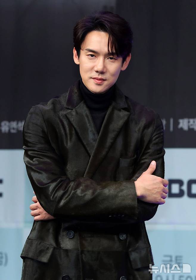 [서울=뉴시스] 김혜진 기자 = 배우 유연석이 21일 오후 서울 마포구 MBC에서 열린 MBC 새 금토드라마 '지금 거신 전화는' 제작발표회에서 포즈를 취하고 있다.'지금 거신 전화는'은 협박 전화로 시작된, 정략결혼 3년 차 쇼윈도 부부의 시크릿 로맨스릴러다. 오는 22일 오후 9시 50분 첫 방송된다. 2024.11.21. jini@newsis.com