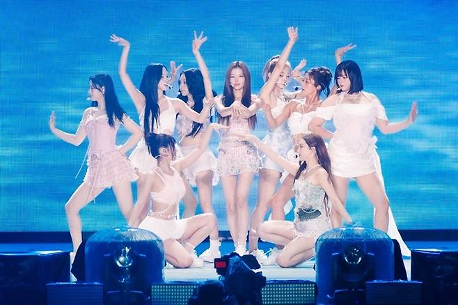 해외 여성 아티스트 사상 최초로 일본 닛산 스타디움에서 단독 콘서트를 연 트와이스. JYP엔터테인먼트 제공