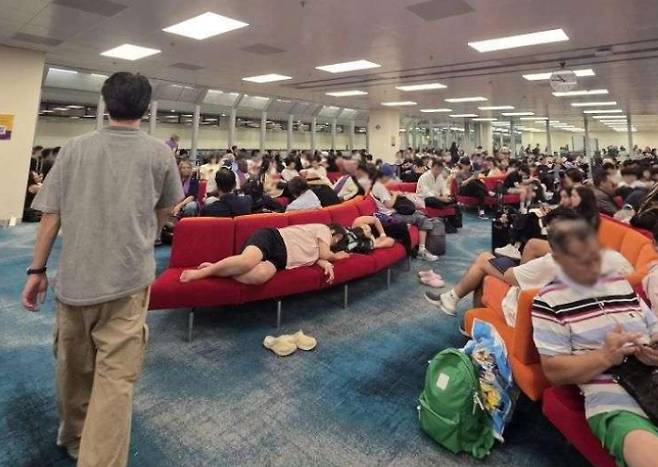 싱가포르 창이공항 제3터미널 출국 대기구역에서 여성 두 명이 공용 좌석 5개를 차지한 채 누워 잠을 자고 있다. 해당 게시글 사진. 온라인커뮤니티 캡처