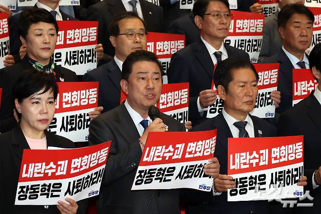 더불어민주당 김병기 원내대표가 20일 서울 여의도 국회 로텐더홀 계단에서 열린 내란수괴 면회 극우선동 장동혁 규탄 기자회견에서 발언을 하고 있다. 윤창원 기자