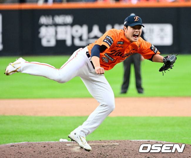 [OSEN=대전, 지형준 기자] 18일 오후 대전 한화생명볼파크에서 2025 신한 SOL Bank KBO리그 포스트시즌 플레이오프 1차전 한화 이글스와 삼성 라이온즈의 경기가 열렸다.한화는 폰세, 삼성은 가라비토를 선발 투수로 내세웠다.7회초 한화 문동주가 역투하고 있다. 2025.10.18 /jpnews@osen.co.kr