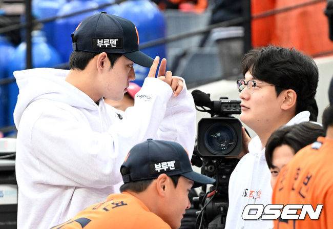 [OSEN=대전, 이대선 기자] 경기에 앞서 한화 문동주와 김서현이 이야기를 나누고 있다. 2025.10.18 /sunday@osen.co.kr