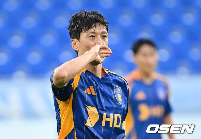 [OSEN=울산, 이석우 기자] 18일 울산 문수축구경기장에서 하나은행 K리그1 2025 울산 HD와 광주FC의 경기가 열렸다.  신태용 감독 경질을 두고 후폭풍이 몰아친 울산은 급격히 무너져 강등권까지 추락했고, 반면 광주FC는 파이널A 진출의 마지막 불씨를 살리기 위해 총력전에 나섰다.울산 HD 이청용이 페널티킥을 성공하고 세리머니를 하고 있다. 2025.10.18 / foto0307@osen.co.kr