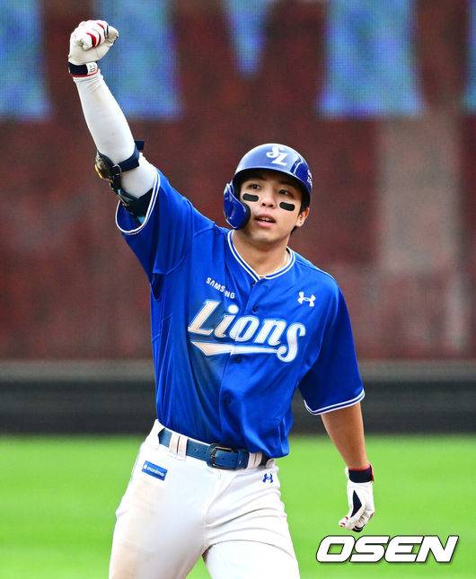 [OSEN=대전, 지형준 기자] 19일 오후 대전 한화생명볼파크에서 2025 신한 SOL Bank KBO리그 포스트시즌 플레이오프 2차전 한화 이글스와 삼성 라이온즈의 경기가 열렸다.한화는 라이언 와이스, 삼성은 최원태를 선발 투수로 내세웠다.3회초 1사 2,3루에서 삼성 김영웅이 2타점 우중간 적시타를 날리며 기뻐하고 있다. 2025.10.19 /jpnews@osen.co.kr