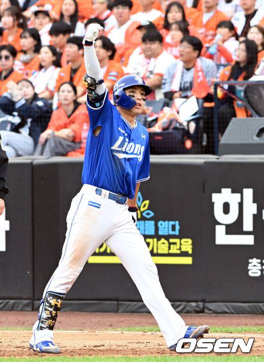 [OSEN=대전, 손용호 기자] 19일 오후 대전 한화생명볼파크에서 2025 신한 SOL Bank KBO리그 포스트시즌 플레이오프 2차전 한화 이글스와 삼성 라이온즈의 경기가 열렸다.한화는 라이언 와이스, 삼성은 최원태를 선발 투수로 내세웠다.3회초 1사 2,3루 김영웅이 적시타를 치고 기뻐하고 있다. 2025.10.19 /spjj@osen.co.kr