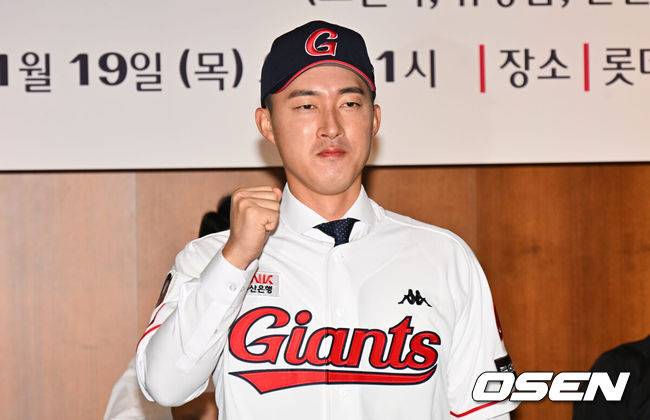 [OSEN=부산, 이석우 기자] 19일 오전 롯데호텔부산에서 롯데 자이언츠 노진혁, 유강남, 한현희의 입단식이 열렸다. 노진혁이 롯데 유니폼을 입고 화이팅을 하고 있다. / foto0307@osen.co.kr