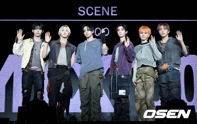 [OSEN=조은정 기자]보이넥스트도어(BOYNEXTDOOR)의 미니 5집 ‘The Action’ 미디어 쇼케이스가 20일 서울 강서구 KBS아레나에서 열렸다.  오는 20일 오후 6시 발매되는 미니 5집 ‘The Action’은 성장을 향한 열망을 녹인 앨범이다. 더 나은 내가 되겠다는 각오를 느낄 수 있다. 보이넥스트도어는 전곡 작사, 작곡에 참여해 팀의 개성을 담았다.   보이넥스트도어가 포즈를 취하고 있다. 2025.10.20 /cej@osen.co.kr