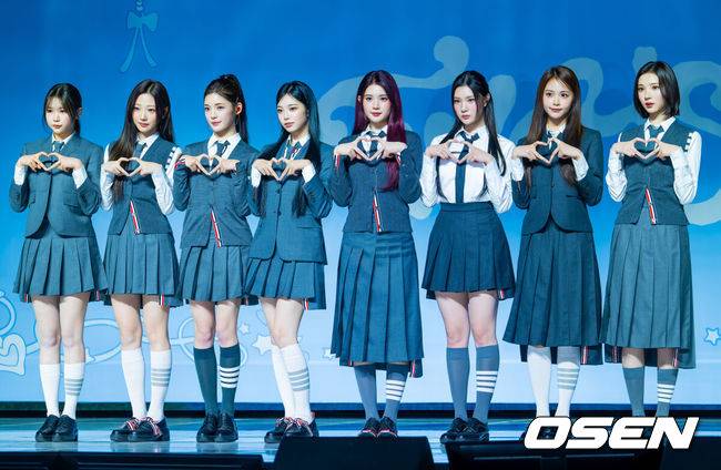 [OSEN=민경훈 기자] 20일 오후 서울 용산구 블루스퀘어 SOL트래블홀에서 SM 걸그룹 하츠투하츠 (Hearts2Hearts) 첫 미니앨범 'FOCUS'(포커스) 발매 기념 미디어 쇼케이스가 열렸다.이번 앨범은 타이틀 곡 'FOCUS'와 싱글 'STYLE', 뉴잭스윙 댄스 곡 'Pretty Please'(프리티 플리즈), 펑키한 누디스코 스타일의 'Apple Pie'(애플 파이), 로맨틱한 무드의 시티 팝 장르 'Flutter'(플러터), 감미로운 R&B 팝 발라드 'Blue Moon'(블루 문)까지 다양한 분위기의 총 6곡으로 구성, 하츠투하츠의 음악 세계를 폭 넓은 스펙트럼으로 만끽할 수 있다.하츠투하츠가 무대 위에서 포토타임을 갖고 있다. 2025.10.20 / rumi@osen.co.kr