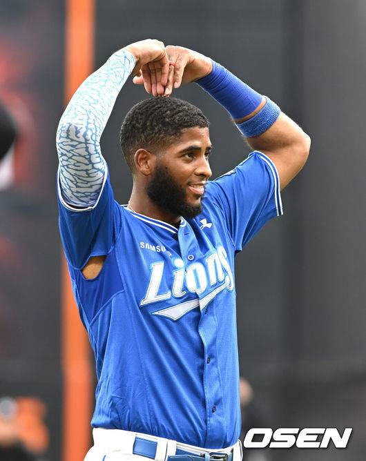 [OSEN=대전, 손용호 기자] 19일 오후 대전 한화생명볼파크에서 2025 신한 SOL Bank KBO리그 포스트시즌 플레이오프 2차전 한화 이글스와 삼성 라이온즈의 경기가 열렸다.한화는 라이언 와이스, 삼성은 최원태를 선발 투수로 내세웠다.4회초 2사 1,3루 디아즈가 1타점 2루타를 치고 기뻐하고 있다. 2025.10.19 /spjj@osen.co.kr