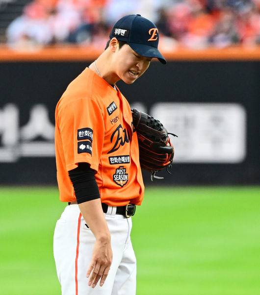 [OSEN=대전, 지형준 기자] 19일 오후 대전 한화생명볼파크에서 2025 신한 SOL Bank KBO리그 포스트시즌 플레이오프 2차전 한화 이글스와 삼성 라이온즈의 경기가 열렸다.한화는 라이언 와이스, 삼성은 최원태를 선발 투수로 내세웠다.9회초 1사에서 한화 엄상백이 삼성 이재현에 볼넷을 허용하며 아쉬워하고 있다. 2025.10.19 /jpnews@osen.co.kr