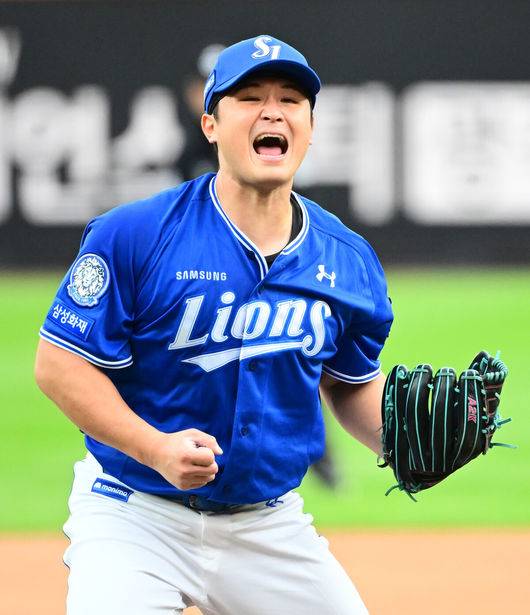 [OSEN=대전, 지형준 기자] 19일 오후 대전 한화생명볼파크에서 2025 신한 SOL Bank KBO리그 포스트시즌 플레이오프 2차전 한화 이글스와 삼성 라이온즈의 경기가 열렸다.한화는 라이언 와이스, 삼성은 최원태를 선발 투수로 내세웠다.7회말 수비를 마친 삼성 최원태가 포효하고 있다. 2025.10.19 /jpnews@osen.co.kr