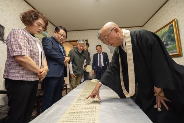 ▲정헌율 익산시장이 2025년 7월 1일 일본 방문에서 백제 무왕의 익산 천도 기록이 담긴 귀중한 고문헌 ‘관세음응험기’를 직접 보고 설명을 듣고 있다. ⓒ익산시