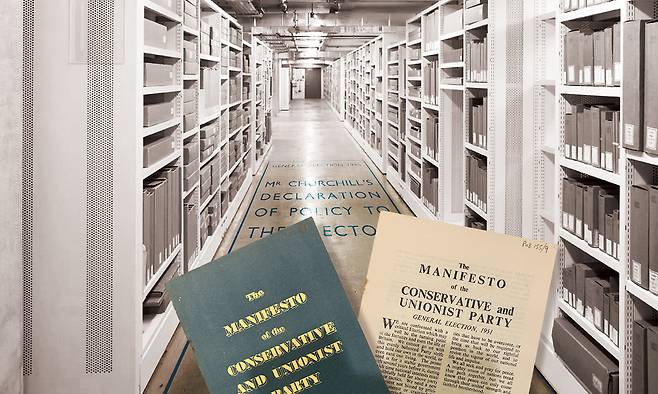 영국 옥스퍼드대 보들리언 도서관 내에 위치한 보수당 기록보관소 수장고의 모습. 가운데 사진은 1951년 총선을 앞두고 영국 보수당이 낸 정책 공약집 표지와 1945년 영국 총선 윈스턴 처칠 총리의 매니페스토 정책공약집. 보들리언 도서관 제공