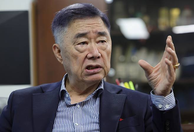 정양근 민간남북교류협의회 회장이 지난 18일 서울 여의도&nbsp;민경련 사무실에서 세계일보와 인터뷰를 갖고 개성공단 착공부터 가동 중단까지의 과정을 설명하고 있다. 이재문 기자