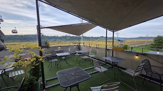 미국 CNN이 이달 말쯤 도널드 트럼프 미 대통령의 판문점 등 전격 방문을 염두에 두고 빌리기로 한 경기 파주시 문산읍의 카페테라스 모습. 뒤쪽으로 판문점 지역과 철책, 북한 지역 등이 한눈에 들어오는 전경이 펼쳐져 있다. 독자 제공