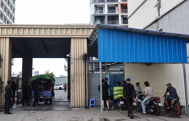‘철통보안’ - 18일(현지시간) 캄보디아 시아누크빌 내 범죄단지로 알려진 건물 입구에서 검문이 이뤄지고 있다. 2025.10.18 뉴스1