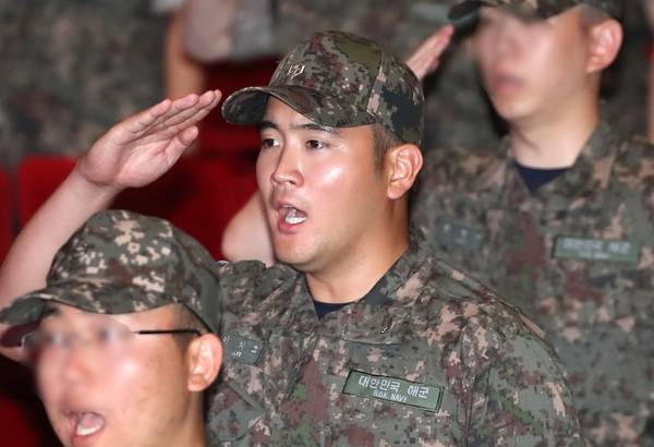 백선희 조국혁신당 의원이 국방부에서 받은 자료에 따르면, 각 군 통역장교 경쟁률은 최근 5년간 뚜렷한 하락세를 보였다. 사진은 이재용 삼성전자 회장의 장남 이지호(25)씨가 지난 9월 23일 경남 창원 진해구 해군사관학교 웅포강당에서 열린 제139기 해군사관후보생 입교식에서 경례를 하는 모습. 뉴스1