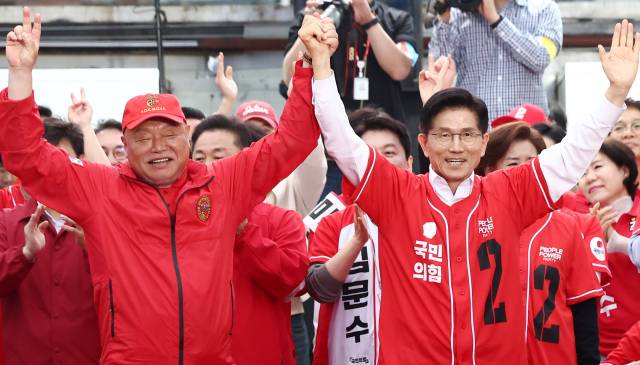 지난 대선 당시 가수 김흥국이 김문수 전 국민의힘 대통령 후보를 도와 선거 유세를 하고 있는 모습.뉴스1