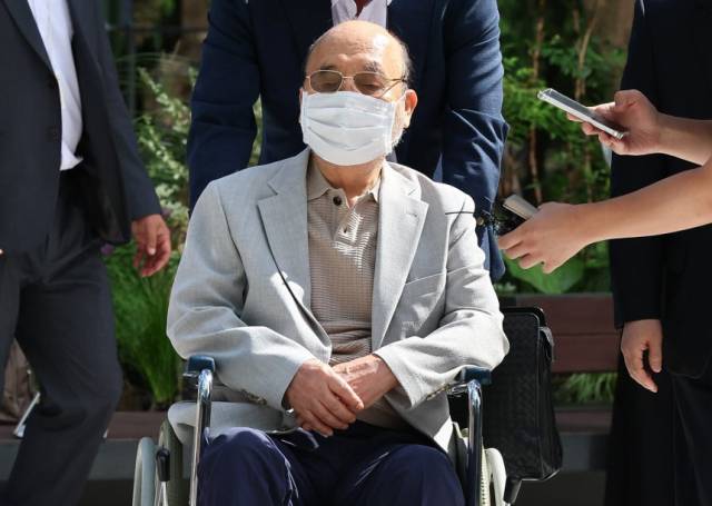 ‘김건희 여사 인사 청탁 의혹’을 받는 이봉관 서희건설 회장이 9월 2일 서울 종로구 광화문에 마련된 김건희 특검팀 사무실에 조사를 위해 출석하고 있다. 뉴스1