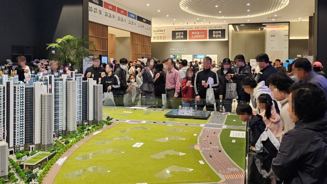 김포풍무 호반써밋 견본주택 방문객이 단지 모형도를 보고 있다. 사진 제공=호반건설