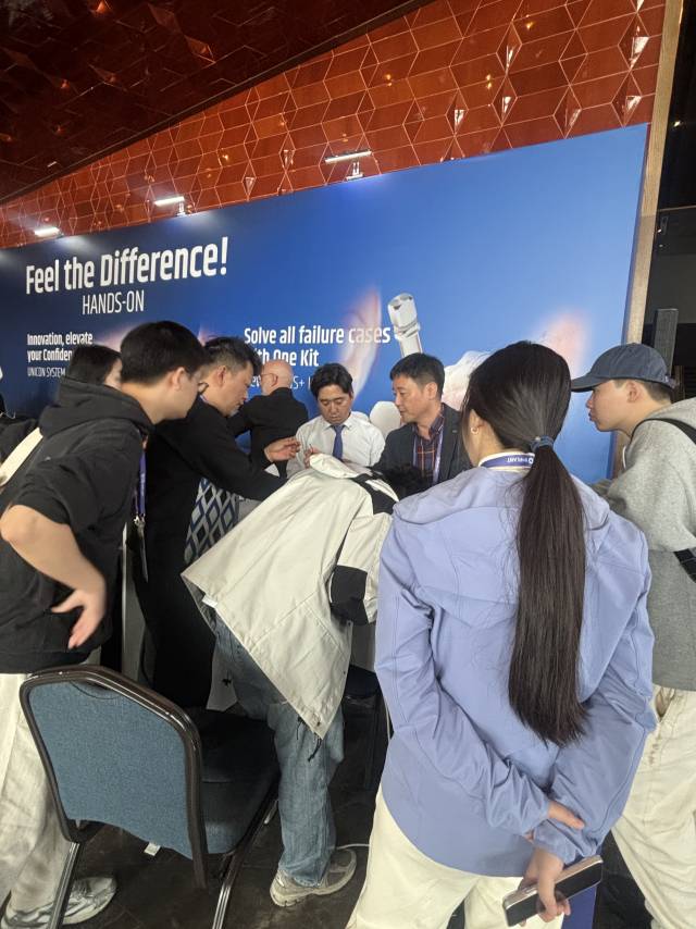 중국 치과의사들이 18일(현지시간) 튀르키예 이스탄불에서 열린 DIM 2025 에서 '유니콘(UniCon) 키트' 체험을 지켜보고 있다. 이정민 기자