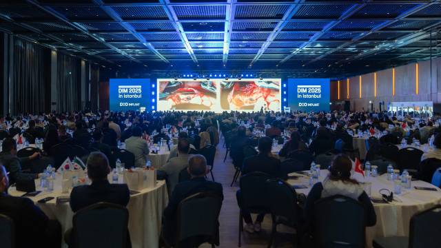 호주의 닐 메러디스 교수가 18일(현지시간) 튀르키예 이스탄불에서 열린 DIM 2025에서 강연하고 있다. 이정민 기자