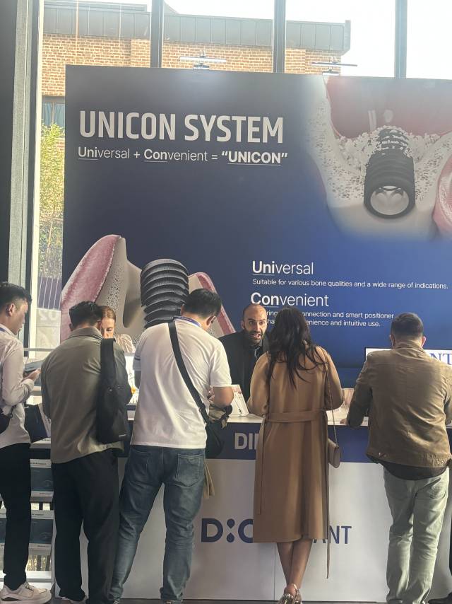 세계 각국 치과의사들이 17일(현지시간) 튀르키예 이스탄불에서 열린 DIM 2025에서 '유니콘(UniCon) 키트'를 살펴보고 있다. 이정민 기자