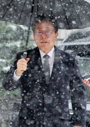 이재명 대통령이 3월 3일 서울 서초구 서울중앙지방법원에서 열린 '대장동·위례·성남FC·백현동 의혹' 관련 특정범죄가중처벌등에관한법률위반(뇌물) 혐의 공판에 출석하고 있다. 동아DB