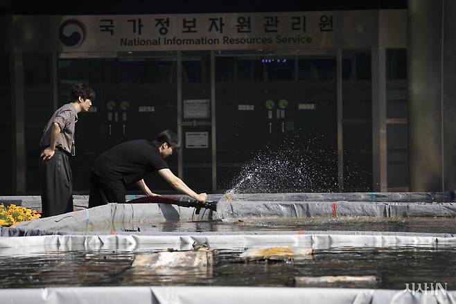 10월1일, 국가정보자원관리원 대전 본원 앞에서 관계자들이 배터리를 담은 수조를 정비하고 있다. ⓒ시사IN 이명익