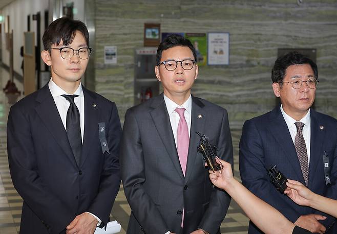 10월14일 서울 여의도 국회 과학기술정보방송통신위원회 국정감사장 앞에서 박정훈 국민의힘 의원(가운데)이 과방위 국감 중 김우영 더불어민주당 의원이 공개한 자신의 문자 메시지와 관련한 설명을 하고 있다. ⓒ연합뉴스