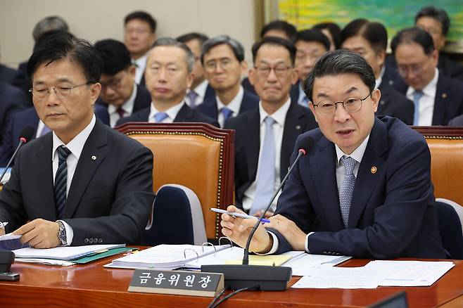 이억원 금융위원장이 20일 서울 여의도 국회 정무위원회에서 열린 금융위원회 등에 대한 국정감사에서 의원 질의에 답하고 있다. ⓒ연합뉴스