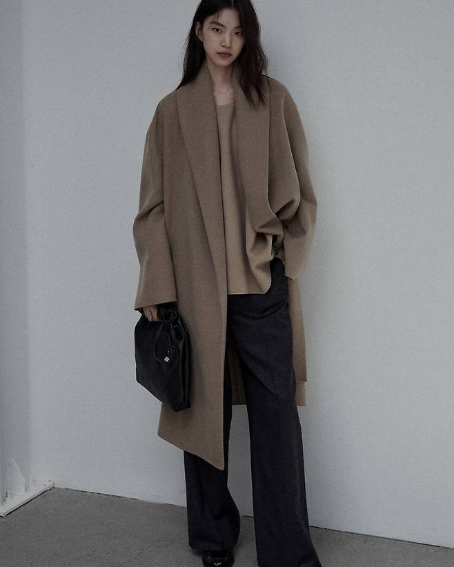 올 가을·겨울 패션의 멋은 ‘브라운(갈색)’에서 나온다. 브라운을 활용한 패션 스타일링을 제안한&nbsp;구호 2025년 가을·겨울 시즌 컬렉션.&nbsp;사진제공｜삼성물산 패션