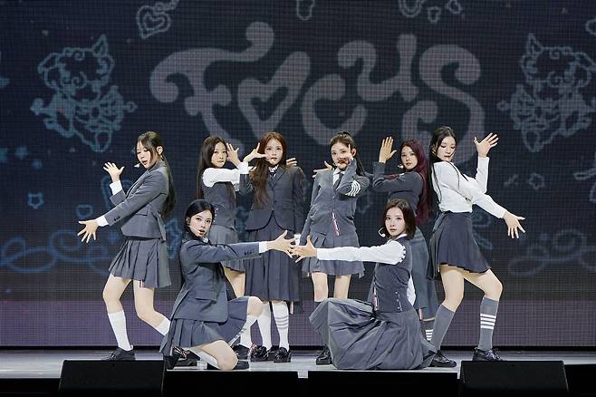 ‘하츠투하츠’의 첫 미니앨범 ‘FOCUS’의 동명의 타이틀곡은 하우스 리듬이 매력적인 곡으로 중독적인 비트와 왁킹과 보깅이 연상되는 ‘칼각’ 안무로 눈길을 사로잡는다. 사진제공 | SM 엔터테인먼트