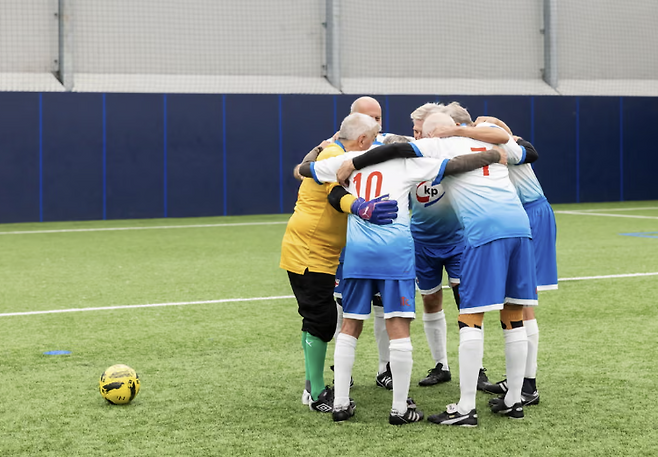 워킹 풋볼 훈련에 앞서 의견을 나누고 있는 영국 시니어들. 가디언