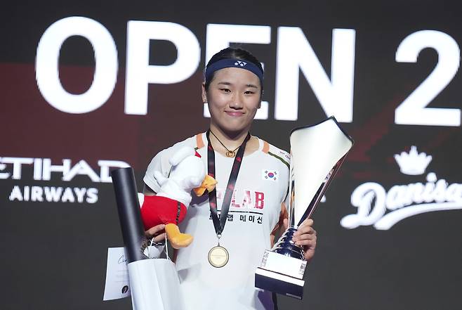 안세영이 19일 덴마크오픈 여자단식 우승을 차지한 뒤 트로피를 들고 활짝 웃고 있다. AP연합뉴스