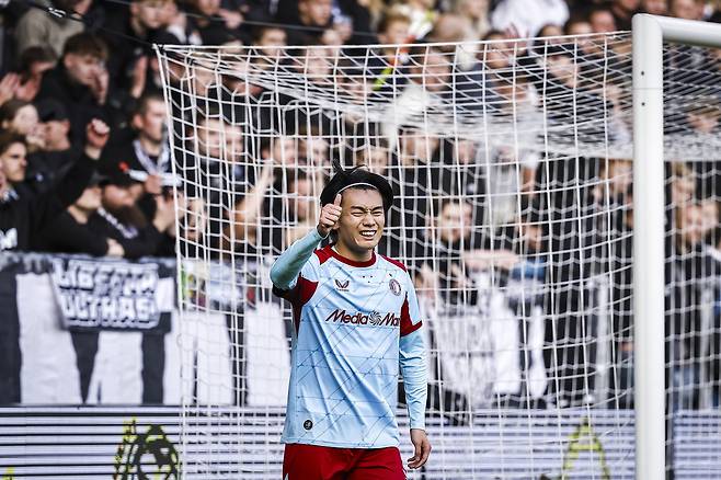 페예노르트 우에다 아야세가 19일 헤라클레스전에서 골을 넣은 뒤 엄지를 치켜세우고 있다. EPA연합뉴스