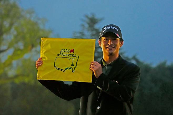 지난 19일 끝난 일본 오픈에서 우승한 가타오카 나오유키가 마스터스 토너먼트 깃발을 들고 포즈를 취하고 있다. JGTO 홈페이지 캡처