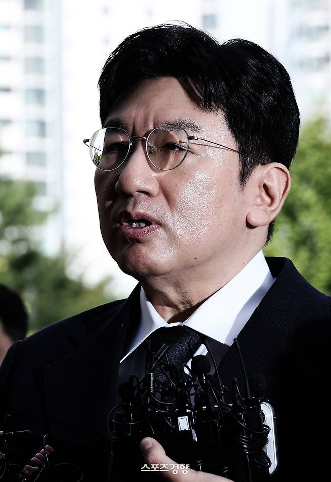 방시혁 하이브 의장이 지난해 15일 자본시장법 위반 혐의(사기적 부정거래) 관련 조사를 받기 위해 마포구 서울경찰청 금융범죄수사대에 출석하고 있다. 권도현 기자