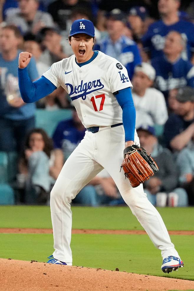 LA 다저스 오타니 쇼헤이가 지난 17일(한국시간) 밀워키와의 내셔널리그 챔피언십시리즈 4차전에서 3회말을 무실점으로 막은 뒤 기뻐하고 있다. AP연합뉴스