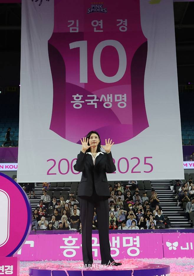 2025-2026시즌 V리그 여자부 개막전 흥국생명 대 정관장 경기가 18일 인천 삼산월드체육관에서 열렸다.  배구여제 김연경 은퇴식이 열렸다. 김연경이 팬들과 작별 인사를 하고 있다,  한국 배구의 '살아있는 전설' 김연경의 등번호 10번이 영구 결번으로 지정됐다. /사진=김진경 대기자