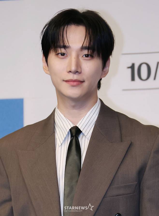 배우 이준호가 1일 오후 서울 구로구 더 링크 트리뷰트 포트폴리오 호텔에서 진행된  tvN 드라마 '태풍상사' 제작발표회에 참석해 포즈를 취하고 있다.  1997년 IMF. 직원도, 돈도, 팔 것도 없는 무역회사의 사장이 되어버린 초보 상사맨 ‘강태풍’의 고군분투 성장기 '태풍상사'는 오는 11일 첫 방송된다. /2025.10.01 /사진=이동훈 photoguy@