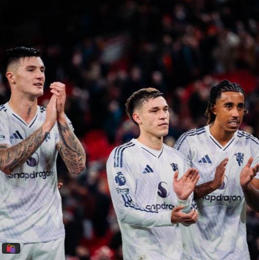 경기 후 팬들에게 박수를 보내는 맨유 선수들. /사진=맨유 공식 SNS 갈무리