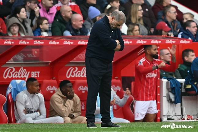 지난 18일 첼시를 상대하던 포스테코글루 감독(가운데)이 고개를 떨군 모습. /AFPBBNews=뉴스1