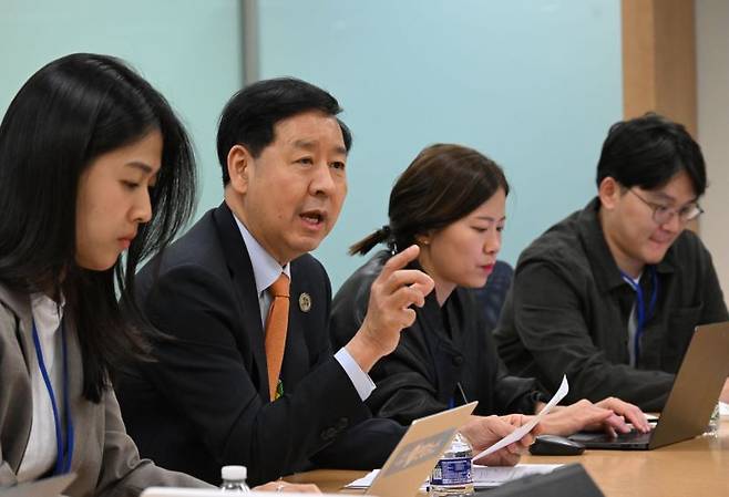 구윤철 부총리 겸 기획재정부 장관이 16일(현지 시간) 국제통화기금(IMF)에서 동행기자단과 간담회를 하고 있다. [사진 | 뉴시스]