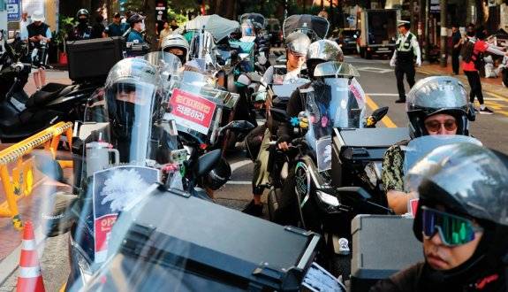 배달 노동자들이 8월 12일 서울 중구 민주노총 앞에서 배달 중 버스와 추돌해 사망한 노동자를 추모하는 집회를&nbsp;하고 있다.&nbsp;뉴시스