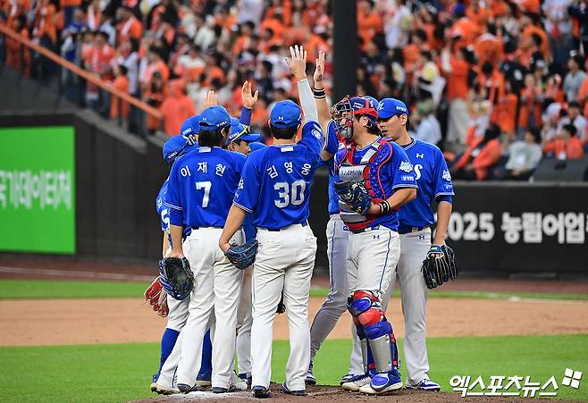 19일 오후 대전한화생명볼파크에서 열린 '2025 신한 SOL Bank KBO 포스트시즌' 삼성 라이온즈와 한화 이글스의 플레이오프 2차전 경기, 삼성이 선발투수 최원태의 7이닝 1실점 완벽투에 힘입어 한화에게 7:3의 스코어로 승리하며 시리즈 전적 1승1패로 균형을 맞췄다.  경기 종료 후 삼성 선수들이 승리의 기쁨을 나누고 있다. 엑스포츠뉴스 대전, 박지영 기자